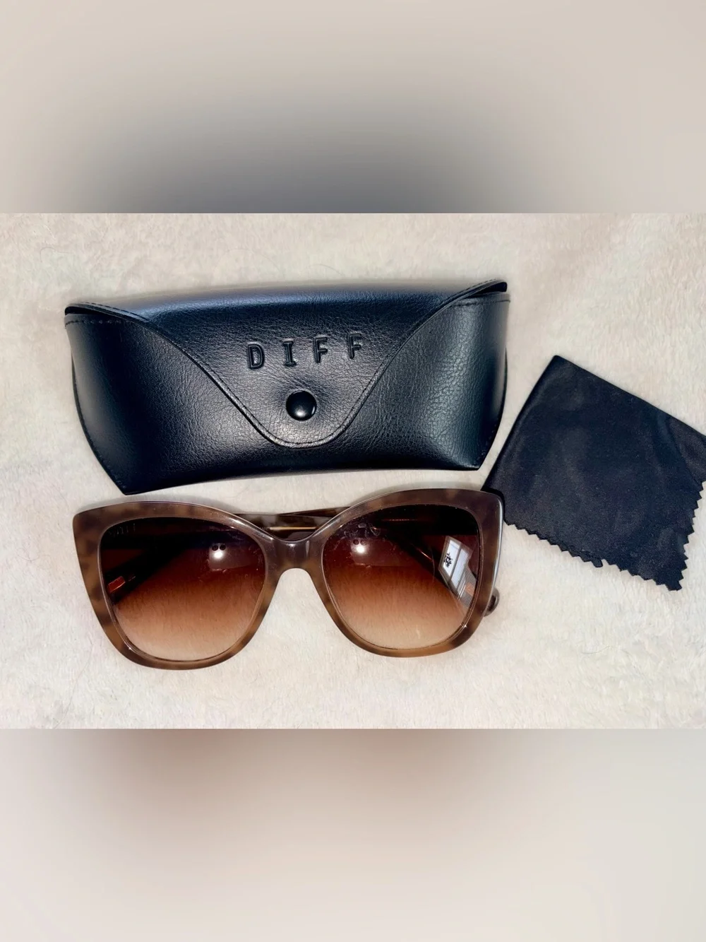DIFF Ruby Oversized Cat Eye Tortoise Sunglasses with Case & cloth